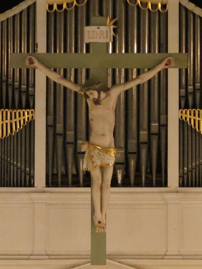 Das barocke Kruzifix vor dem Orgelprospekt